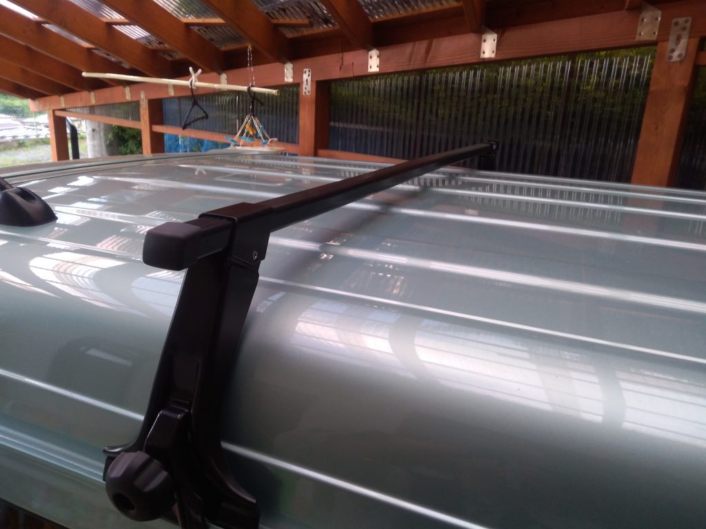 DA17WのCピラー上のTHULEベースキャリア